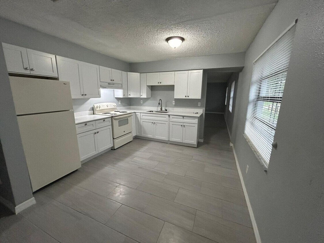 Foto principal - Spacious 5 Bedroom Home forRent in Tampa