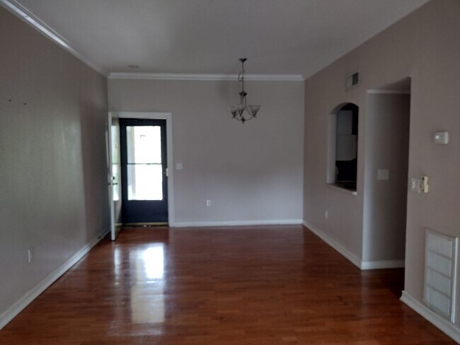 Foto del edificio - 1 Bed/1 Bath 2nd floor condo on Wimbledon ...