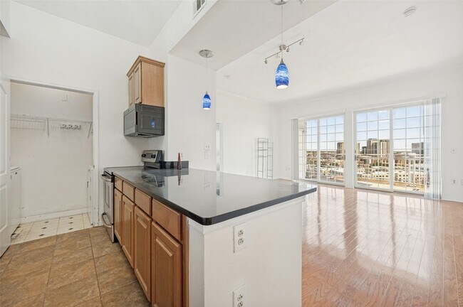 Building Photo - 3225 Turtle Creek Blvd