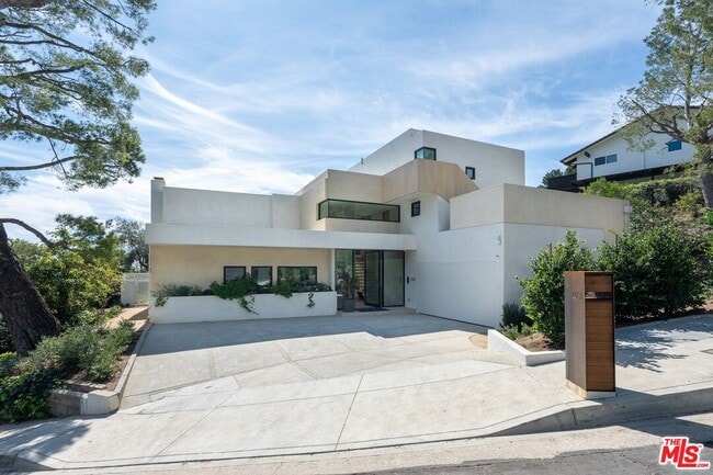 Building Photo - 2501 Banyan Dr