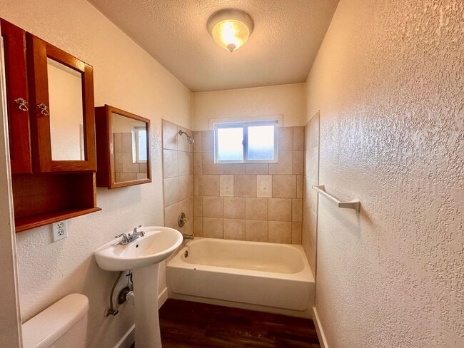 Building Photo - 3bdrm, 2 bath Family home with fenced yard, deck and RV parking!