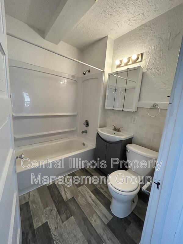 Building Photo - 403 E Monroe St