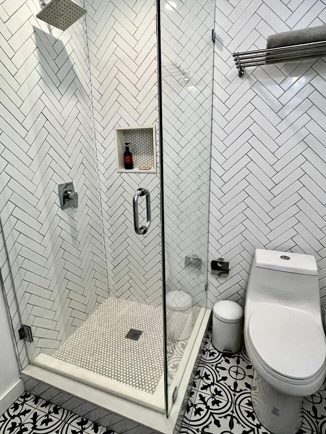 Segundo baño completamente remodelado - 3927 Degnan Blvd