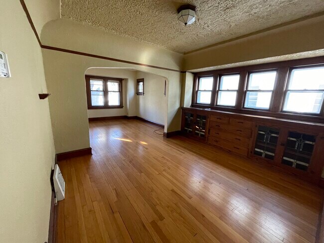 Comedor - 3229 S Springfield Ave