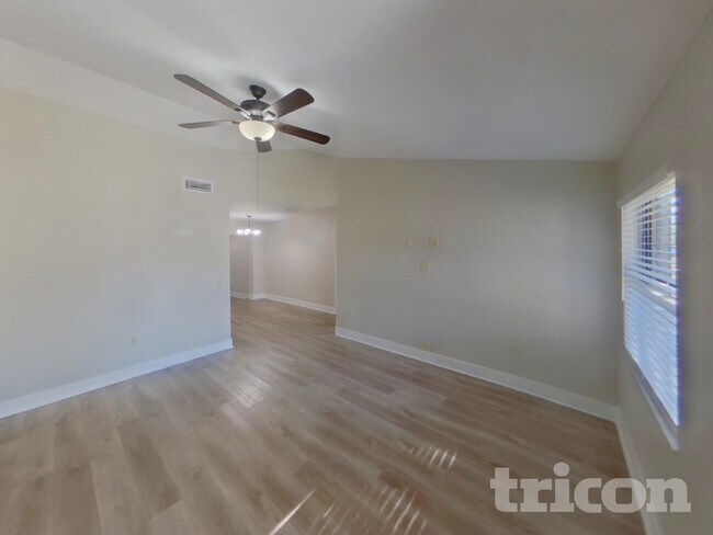 Foto del edificio - 1074 Deer Hollow Way