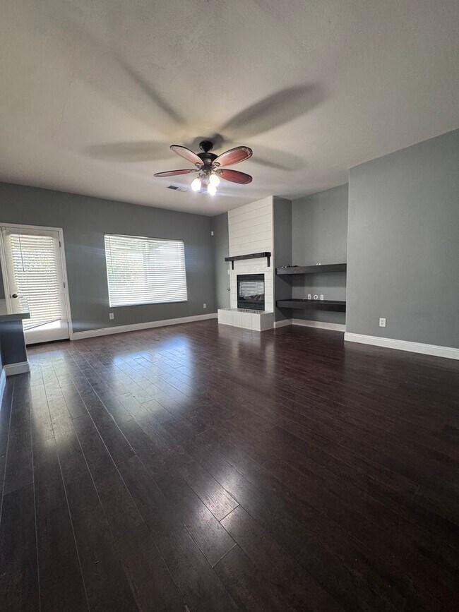 Foto del edificio - Available Now