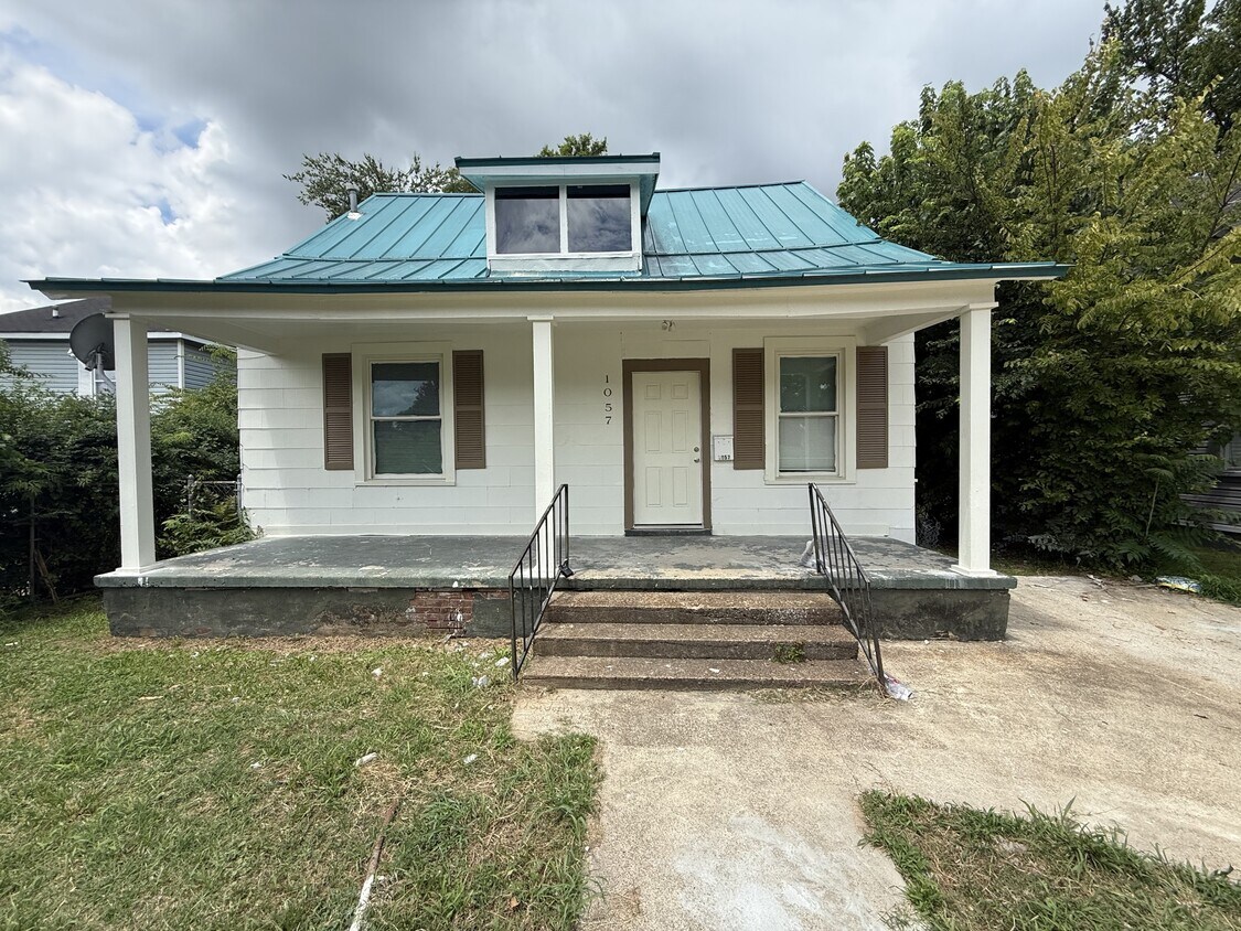 Photo - 1057 College St-
