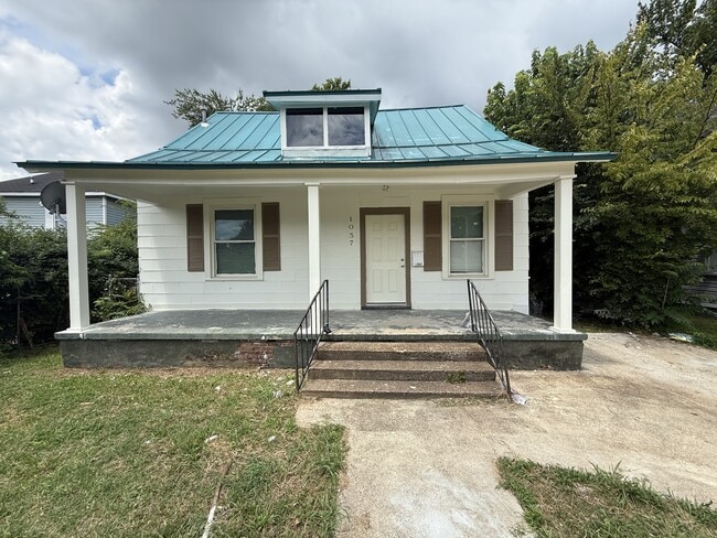 Photo - 1057 College St- House