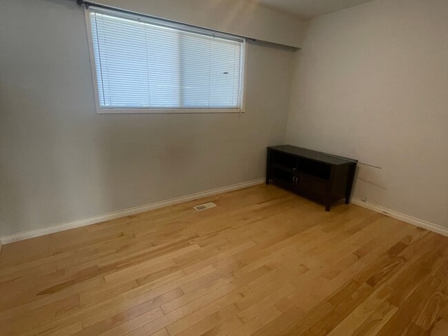 Building Photo - Rancher With a Basement!