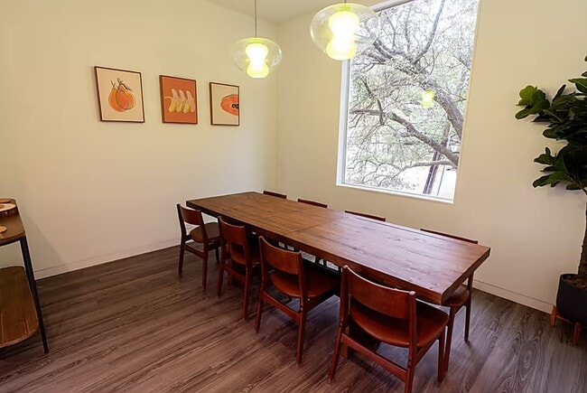 Building Photo - 4904 S Shepherd Dr