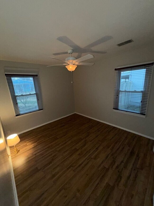 Foto del edificio - 4219 Longfield Dr