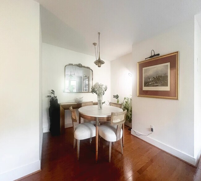 Foto del edificio - 4840 MacArthur Blvd NW