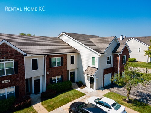 Primary Photo - Spacious 2nd floor condo in desirable Toma...