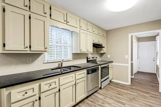 Building Photo - 4490 Bexley Dr