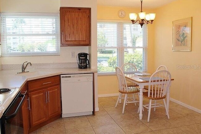 Building Photo - 5900 Bahia Del Mar Cir N