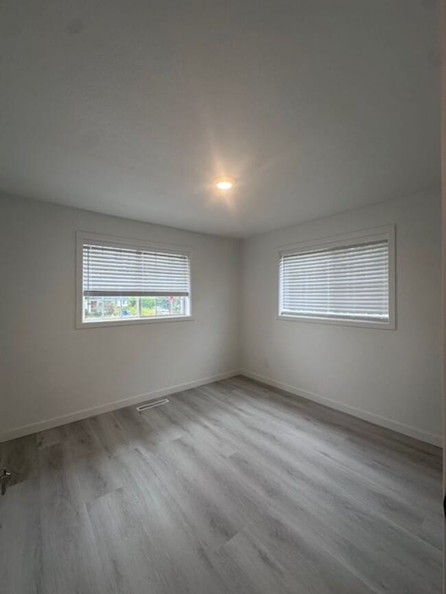 Building Photo - Charming 4 bedroom Rambler