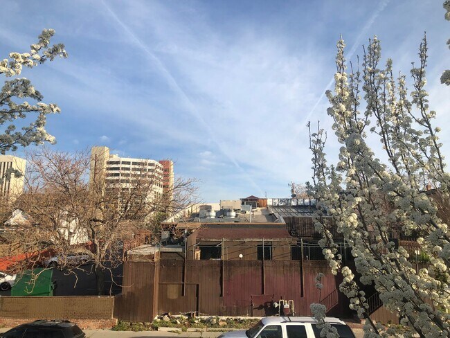 Building Photo - 2 Bedroom / 2 Bathroom Downtown TownHome