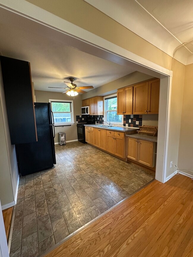 Cuisine ouverte et ensoleillée avec deux fenêtres. - 183 Grove Park Dr