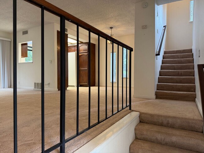 Foto del edificio - 1670 Sqft. 3 Bedroom, 2 Bath Gated Townhome for Rent in Citrus Heights.