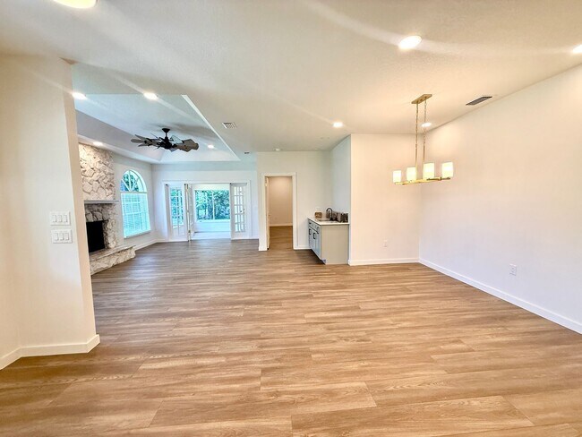 Foto del edificio - GORGEOUS, just completely renovated 3/2 Ho...