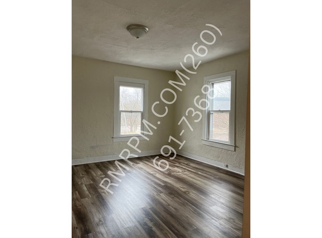 Building Photo - 36 1/2 N Lafontaine St