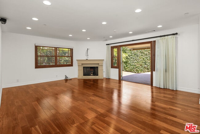 Building Photo - 512 N Linden Dr