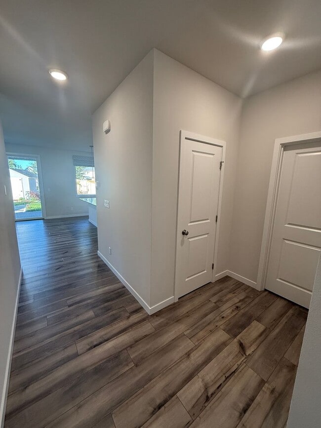 Building Photo - Poulsbo 2 Story Home - 4bed 3 bath