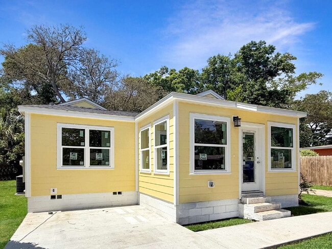 Building Photo - Newly Renovated| Modern Finishes | Prime Location