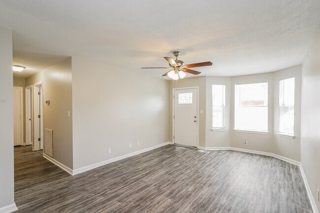 Building Photo - 379 Donna Dr