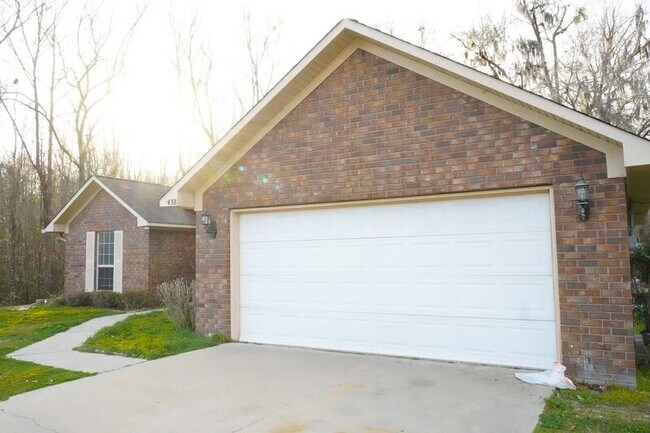 Building Photo - 438 Edgewater Dr