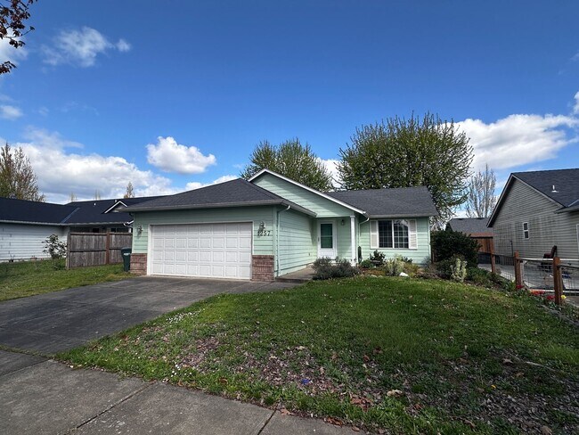 Foto del edificio - COMING SOON 3 Bedroom 2 Bath Single Family House