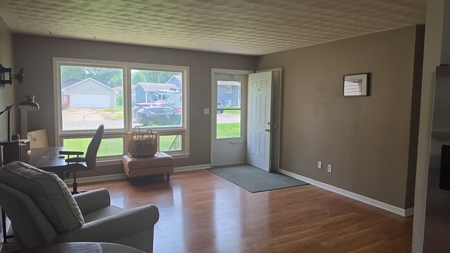 Building Photo - Move-In Ready Gem in the Heart of Forest Lake