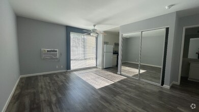 Building Photo - 7044 Hawthorn Ave