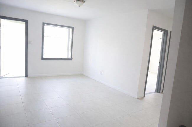 Building Photo - 1056 NE 34th Ct