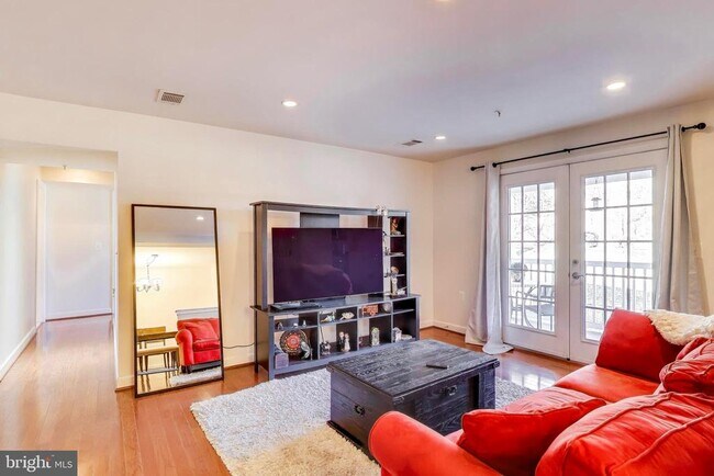 Building Photo - 4139 S Four Mile Run Dr