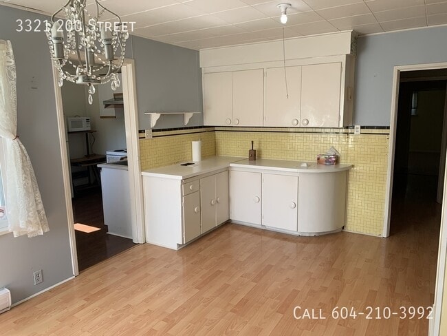 Building Photo - Charming Home on 2.5 Acres - Half Month Free Rent!