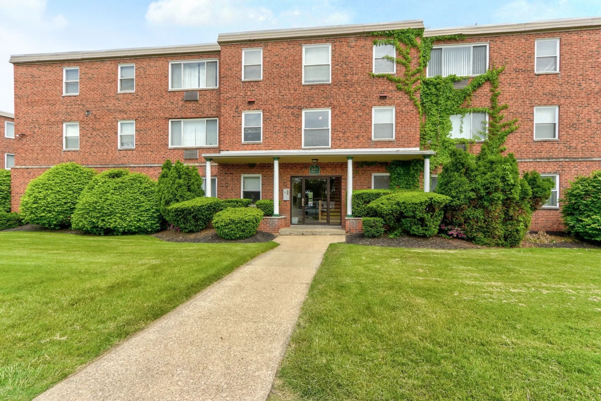 Ellacott Parkway Apartments – photo 1 of 45