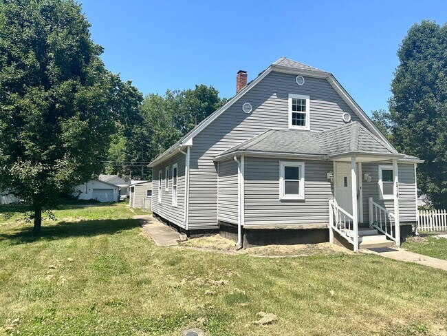 Building Photo - Beautiful 3 bedroom, 1 bath located on the...