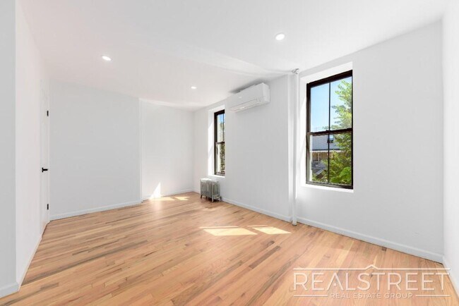 Building Photo - Brand New Upper Duplex in Bed Stuy Townhouse!