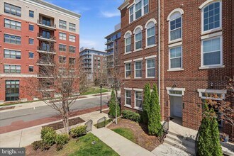Building Photo - 2932 Finsbury Pl