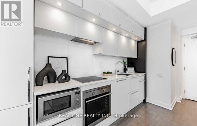 Building Photo - 15 Grenville St