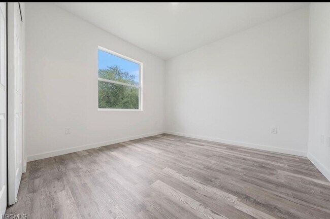 Foto del edificio - Charming 3BR Duplex in Lehigh Acres
