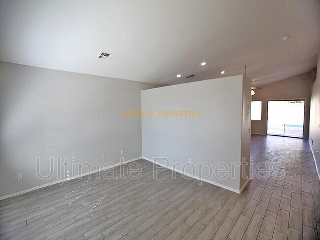 Building Photo - 12950 W Sharon Dr