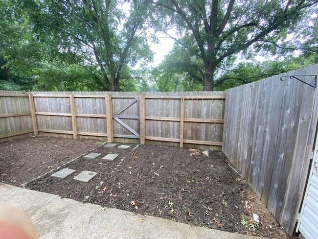 Building Photo - Lovely 3 Bed End-Unit in Battle Forest!