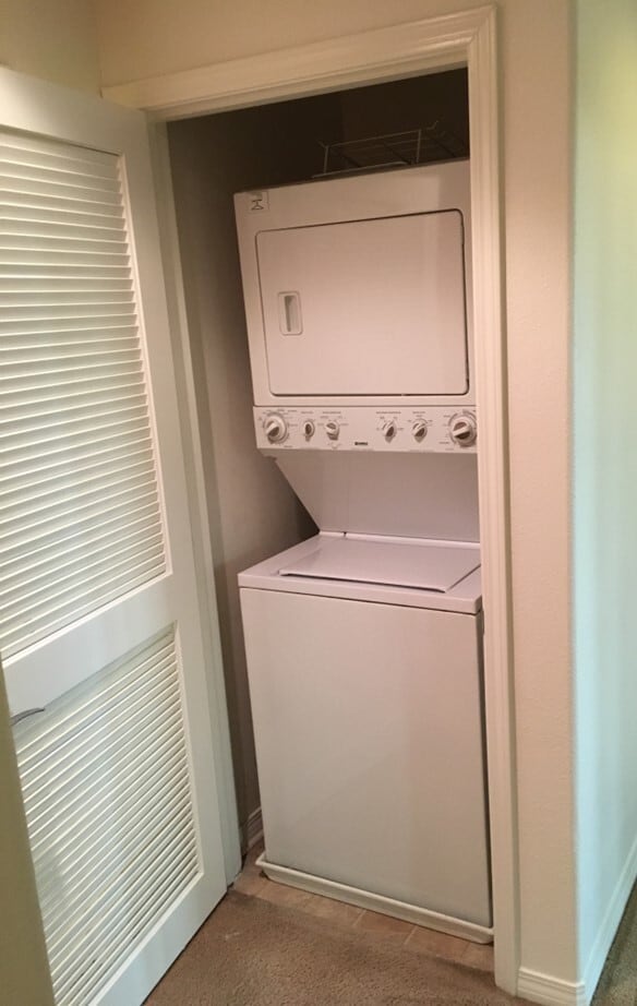 In unit washer and dryer - 259 Riverdale Ct
