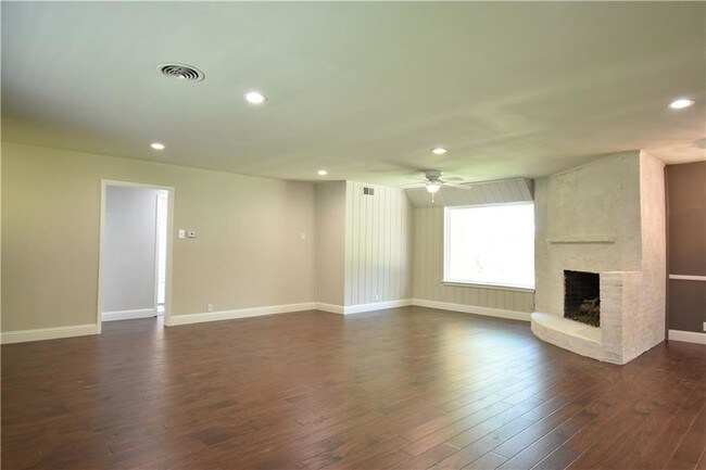 Building Photo - 702 Hyde Park Dr