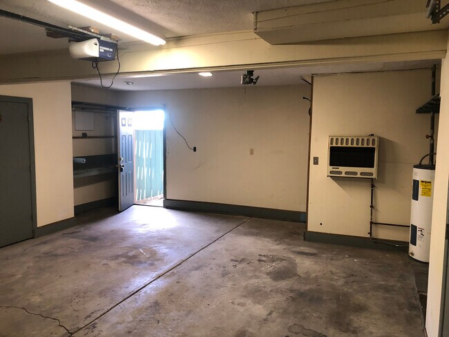 2.5car garage - 942 Fayette St