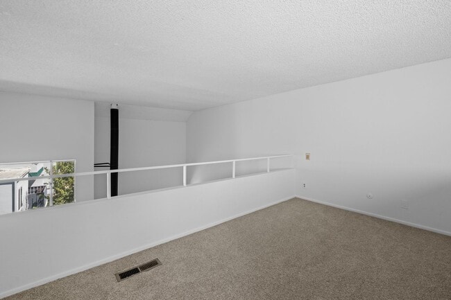 Building Photo - Top-Floor 1-Bedroom Condo with Vaulted Ceilings and Private Balcony