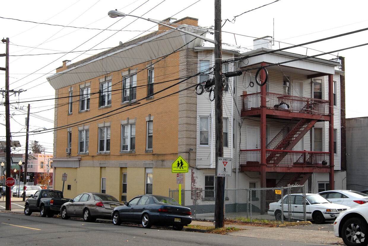 Building Photo - 45-47 Linden St