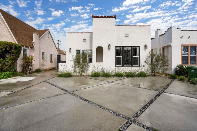 Building Photo - 3424 Edgehill Dr